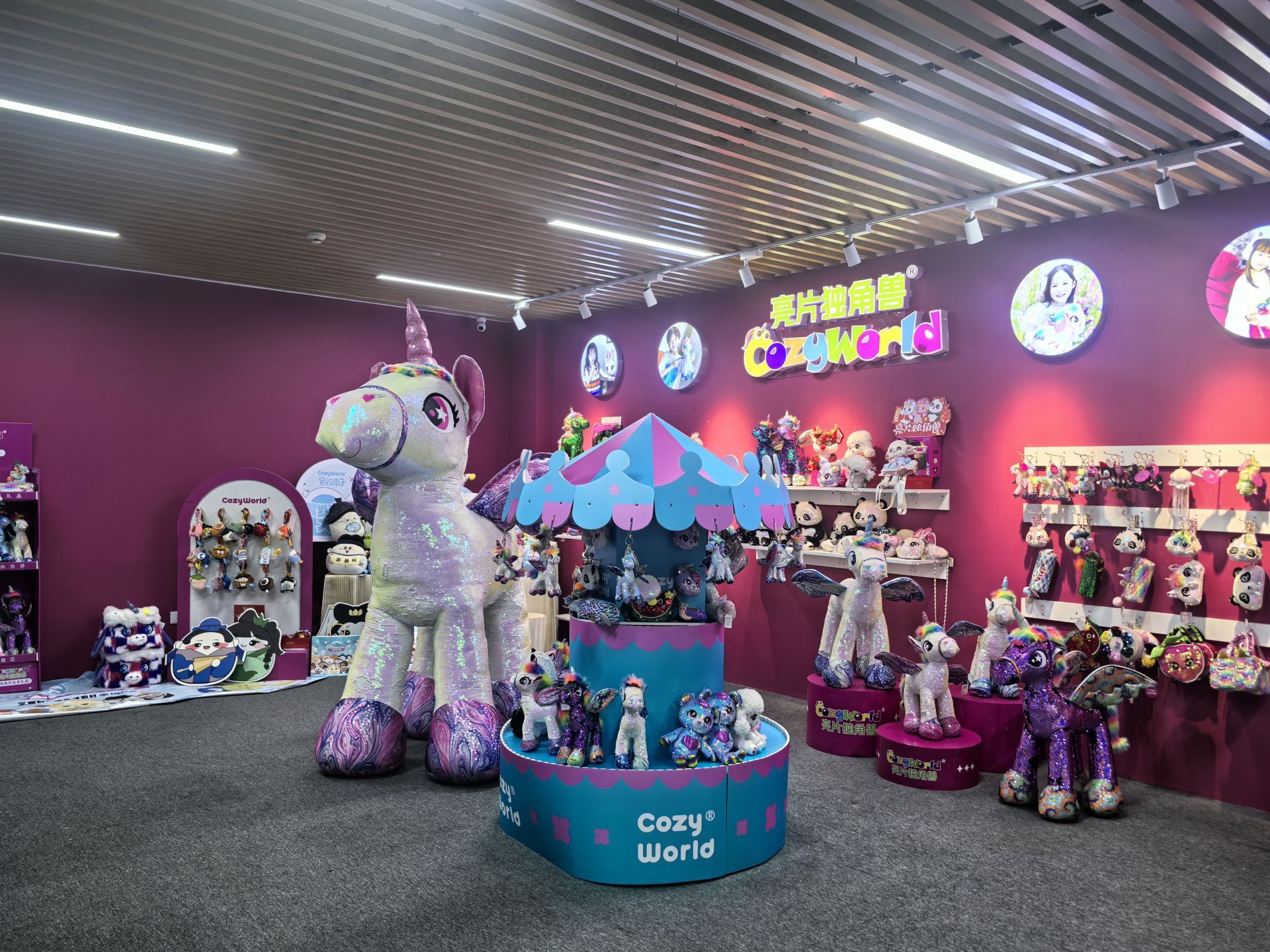 江苏扬州 毛绒玩具“萌动突围”，潮玩“苏超”引爆IP经济新活力