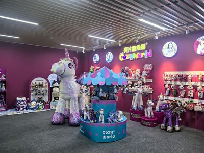 江苏扬州 苏超热潮引爆IP经济，毛绒玩具“萌动突围”闯新路