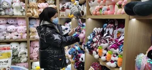 义乌中国小商品城开市了!能否实现&ldquo;人手一墩&rdquo;?记者走访多家毛绒玩具店